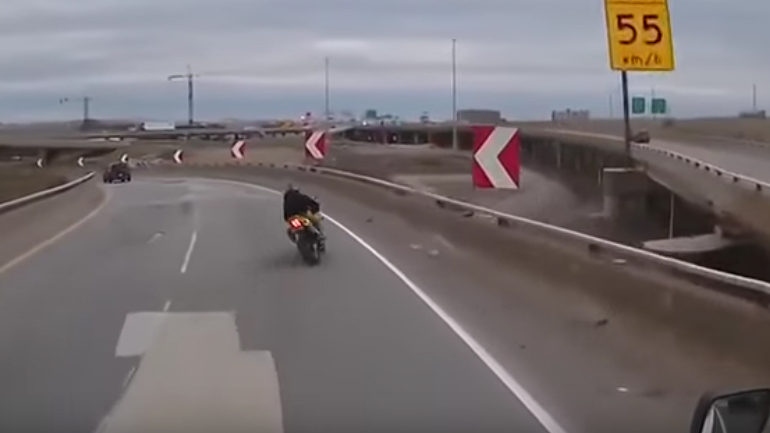 Μοτοσικλετιστής χτυπάει στις μπαριέρες και φεύγει από κάτω!